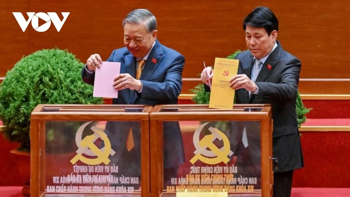 List of 13th tenure Politburo and Secretariat members re-elected to 14th Party Central Committee